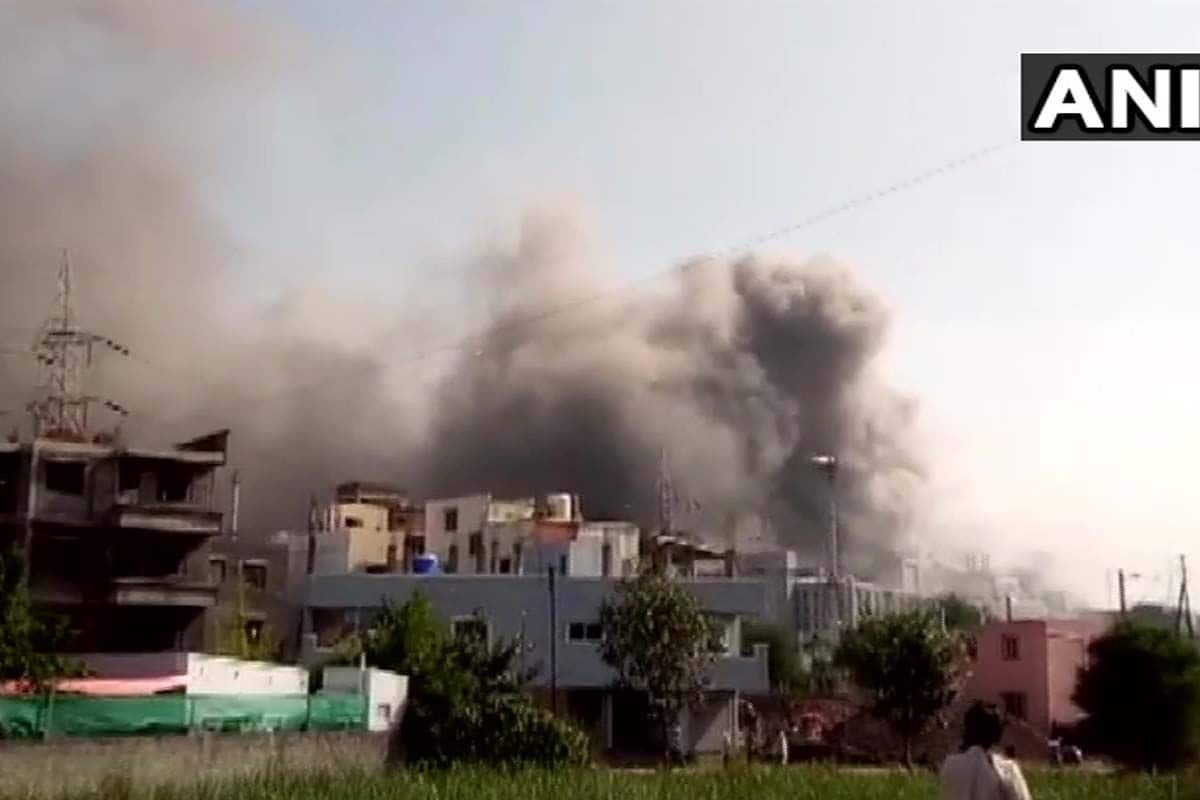 Fire in Serum Institute: 'Covishield' बनाने वाले सीरम इंस्टीट्यूट की बिल्डिंग में भीषण आग, दमकल की गाड़ियों ने आग पर पाया काबू - Breaking news fire breaks out at terminal gate of