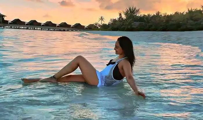Sonakshi Sinha, Bikini Photoshoot, sexy pics, hot pics, Entertainment News today, Trending News today, bollywood news in hindi