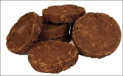 Believe It Or Not: Man Buys Cow Dung Cakes (Goitha) On Amazon & Eats It, Then Posts Review