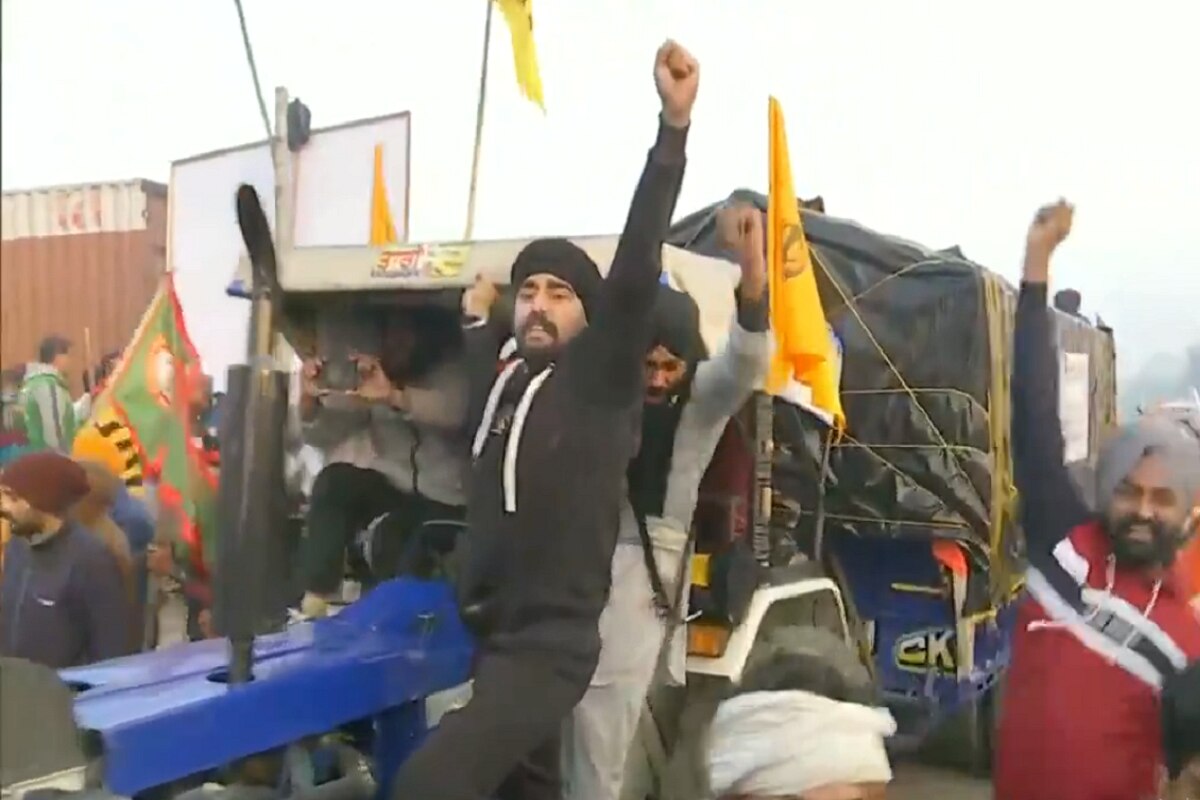 Tear Gas, Lathicharge in Delhi as Farmers Break Police Barricades Amid Tractor Parade | LIVE