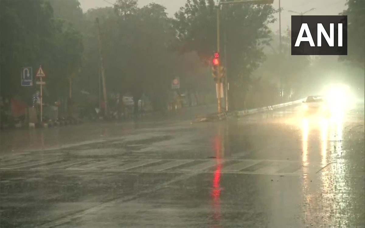 Delhi-NCR Rain Weather Update:  दिल्ली-एनसीआर में सुबह से हो रही बारिश ने बढाई ठंड, जानिए कैसा रहेगा मौसम