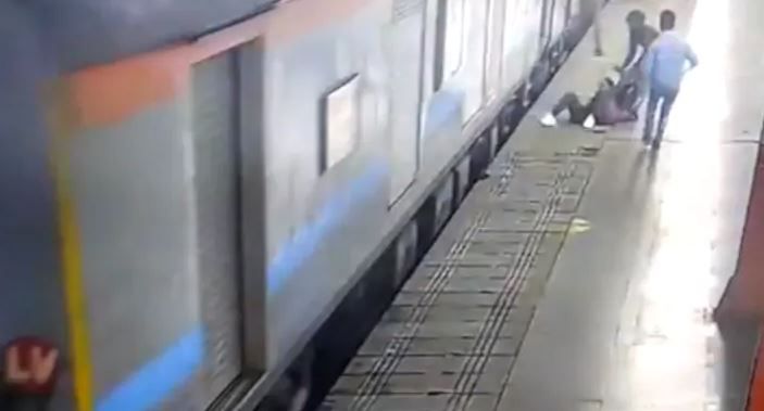 Viral Video: Alert Woman Constable Saves Passenger From Getting Crushed Under Moving Train | Watch