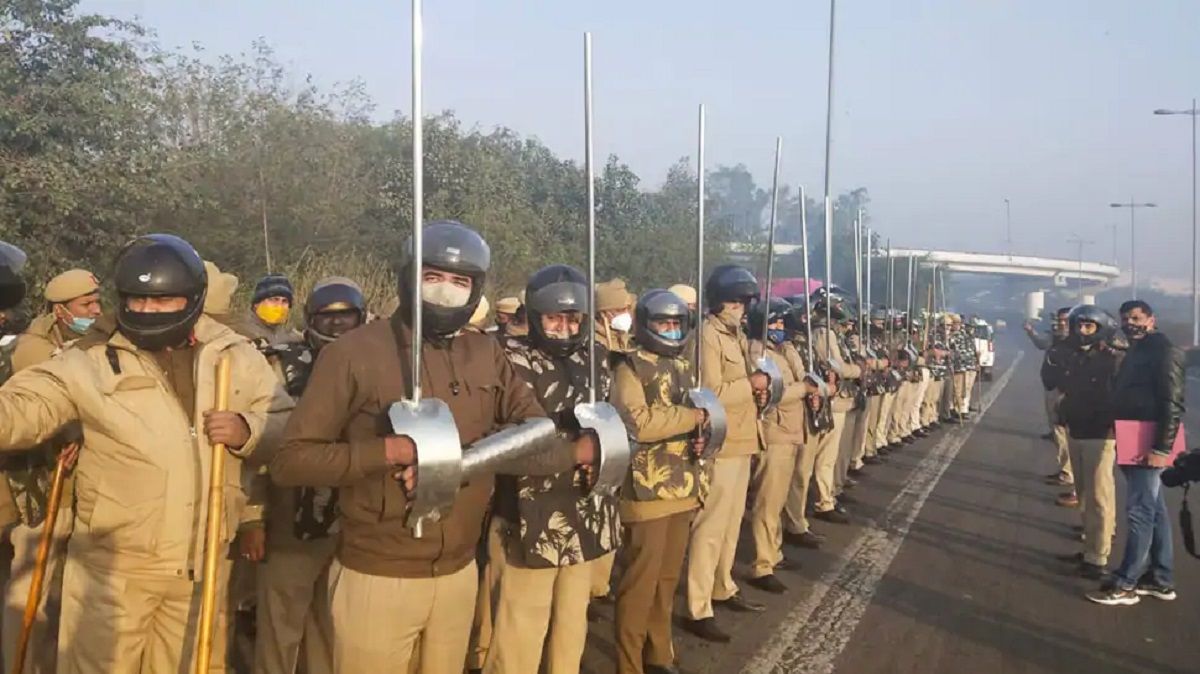 After Facing Swords in Farmers’ Protest, Delhi Police Gets Iron Lathis, Arm Guards & Helmets For Self-Defence