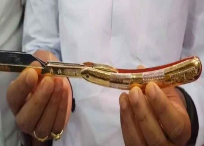 Gold Razor: सोने का गजब उस्तरा, इतने लाख का, बनवाएंगे दाढ़ी?