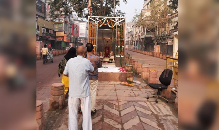 दिल्ली: चांदनी चौक में गिराए गए मंदिर के स्थान पर खड़ा किया गया अस्थायी ढांचा, भक्तों ने की पूजा