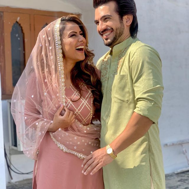 Nia Sharma with Arjun Bijlani Instagram: एक्टर के सीने से लगीं Nia तो