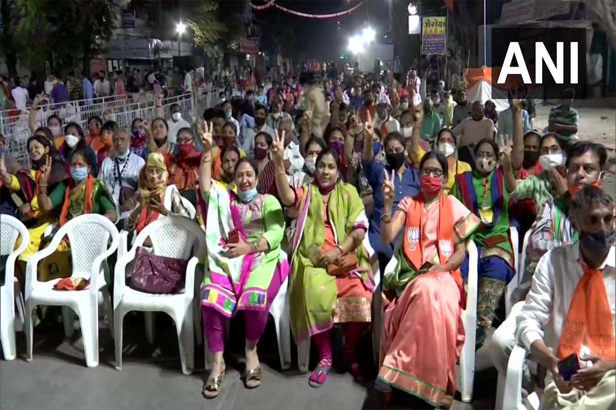 Gujarat Municipal Election Results 2021: गुजरात में लहराया भगवा, छूटा 'हाथ' आप' ने 'सूरत' बदल दी