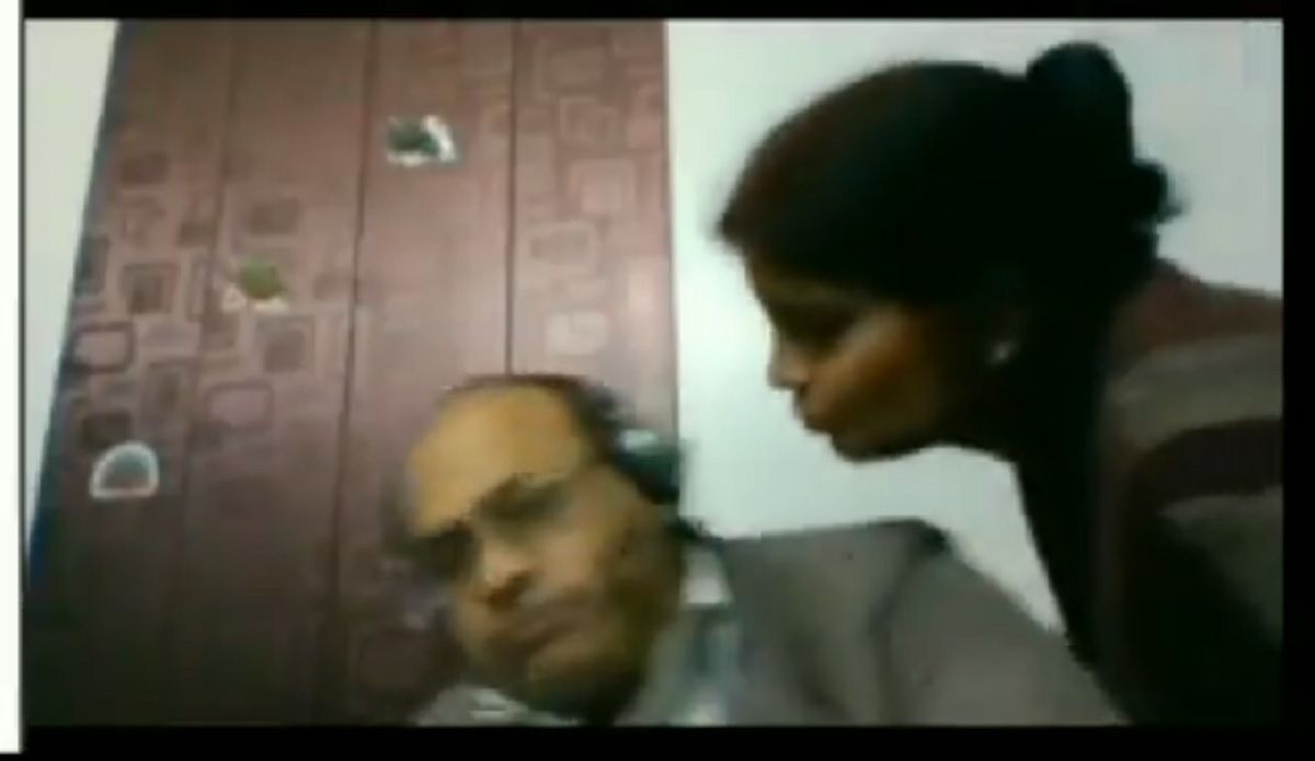 1200px x 695px - Viral Video: Woman Tries To Kiss Husband During Zoom Call, Anand Mahindra  Calls Her Wife Of The Year