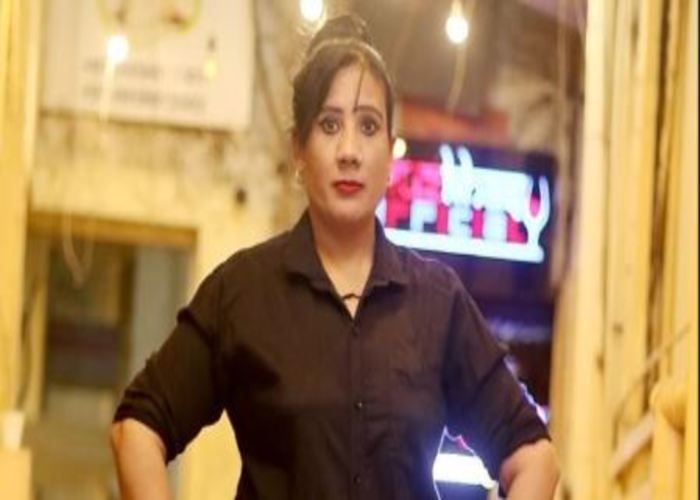 First Female Bouncer बदतमीजी करने वालों के मुंह पर पड़ता है मुक्का