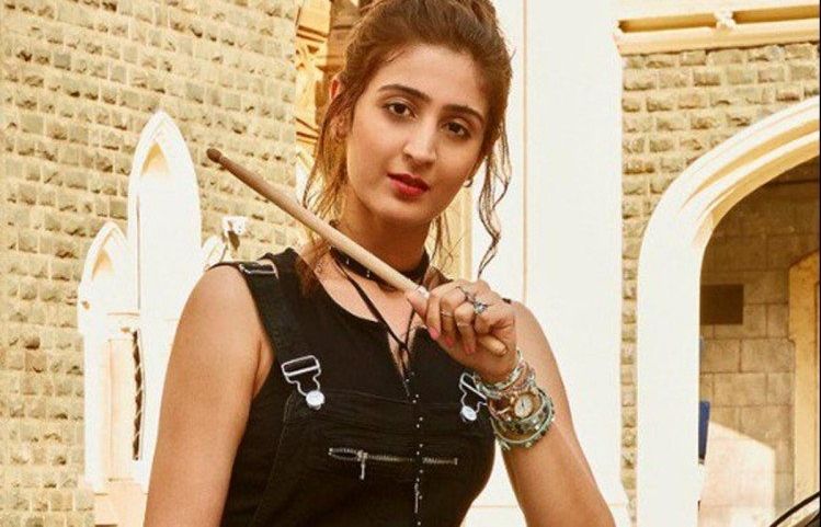 Happy birthday dhvani bhanushali: 23 साल की हुई सिंगर ध्वनि भानुशाली, इन गानों ने बनाए हैं खास रिकॉर्ड