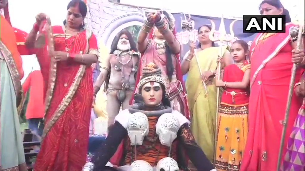Devotees of Lord Shiva play #Holi and dance to the tunes of religious songs with artists dressed up as Lord Shiva and Goddess Parvati in Ujjain.