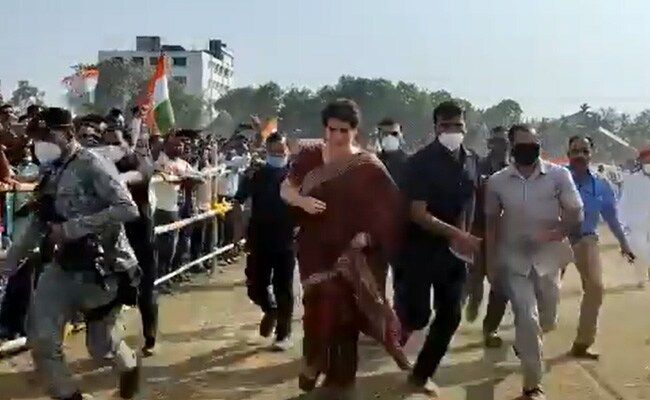 Priyanka Gandhi Gets Late For Assam Rally, Runs To Stage; BJP Says 'Congress Always Late' | VIDEO