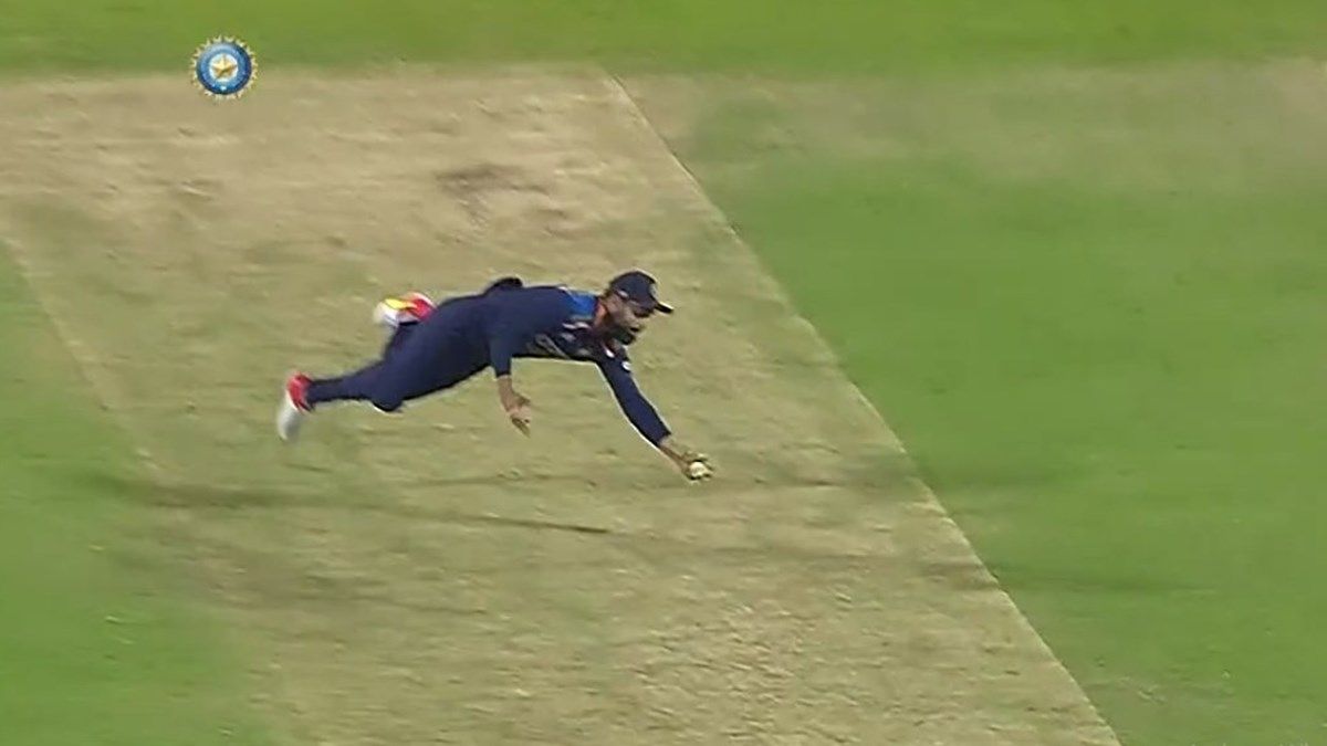 Virat Kohli Takes a OneHanded Stunning Catch to Help Shardul Thakur