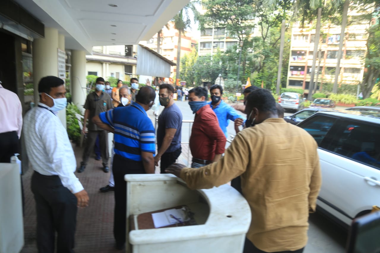 On Wednesday afternoon, Salman Khan was spotted outside the hospital, entering the premises for vaccine jab.