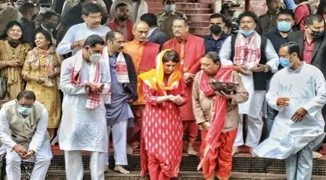 Watch: Priyanka Gandhi Vadra Dances ‘Jhumur’ With Young Performers in Assam