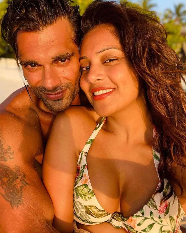 Bipasha Basu Latest Video, bold pictures, Bipasha Basu hot pics, Black Monokini, Floral Bikini, romantic pics, bipasha and karan singh, hot pics, sizzling photos, Bipasha Basu, karan singh grover, Bipasha Basu monokini pics, maldive, Entertainment News today, Trending News today, bollywood news in hindi