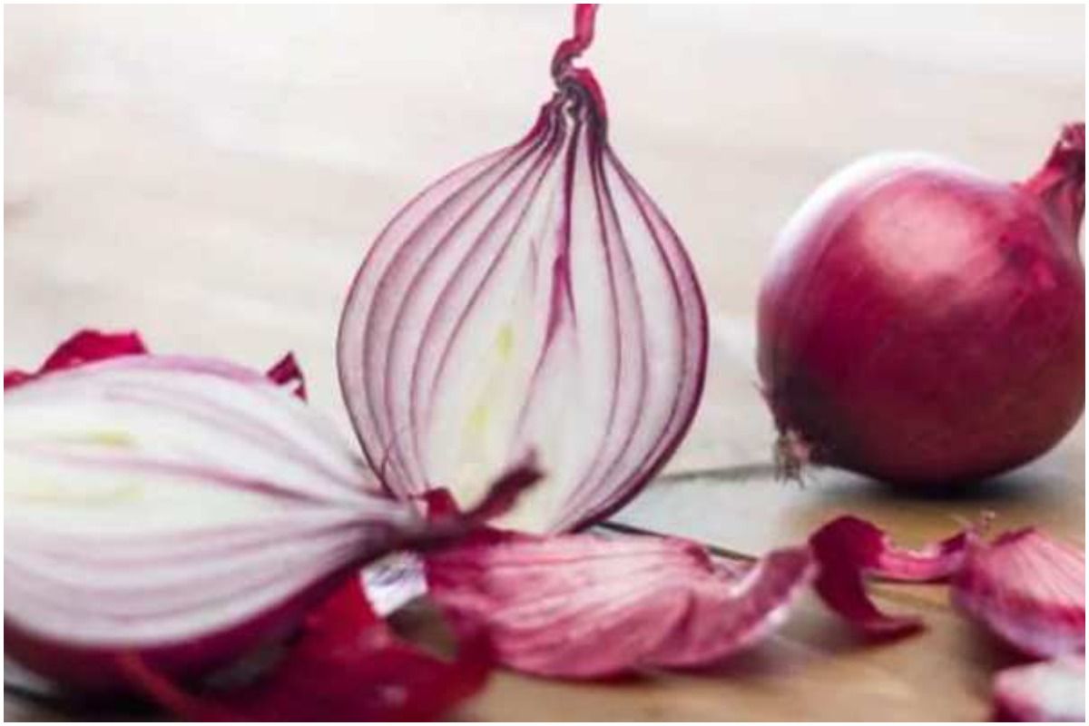 Kachcha Pyaaz Khane Ke Nuksan सलाद में कच्चा प्याज खाना हो सकता है