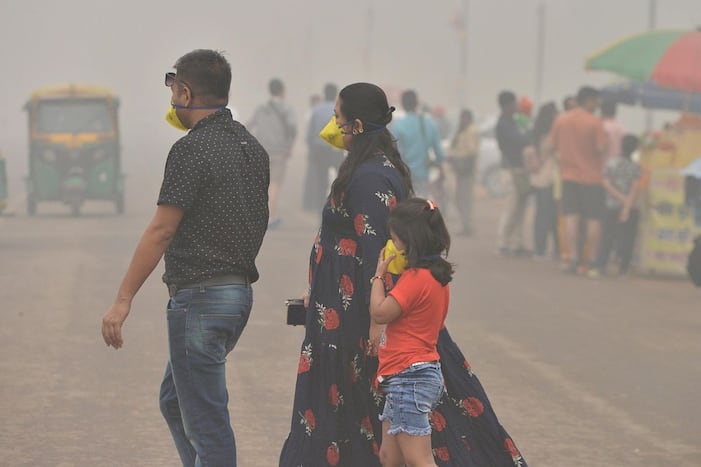 People in Delhi are avoiding street shopping due to rising pollution.