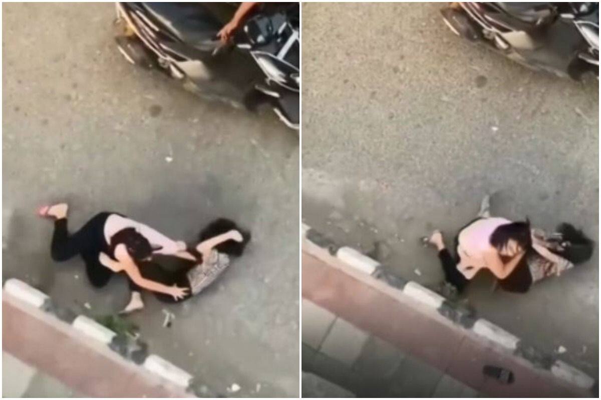 Viral Video: Crazy Fight Breaks Between 2 Girls on Road As They Thrash &  Pull Each Other