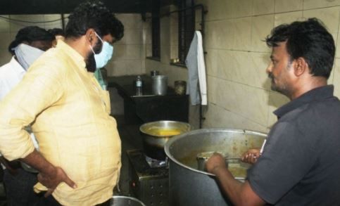 Maharashtra Minister Bachchu Kadu Slaps Hospital Mess Staff Over Poor Quality of Food