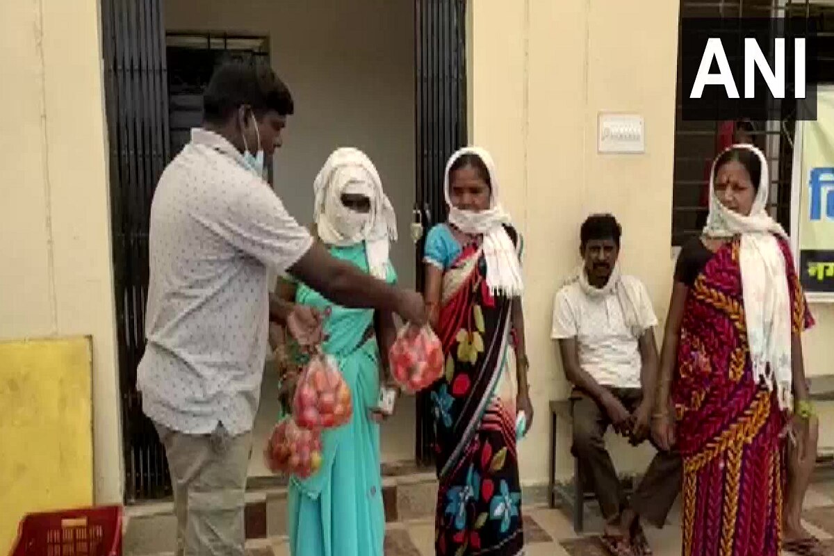 Take Vaccine, Get Packets of Tomatoes: Chhattisgarh’s Bijapur Town Encourages People to Get The Shot