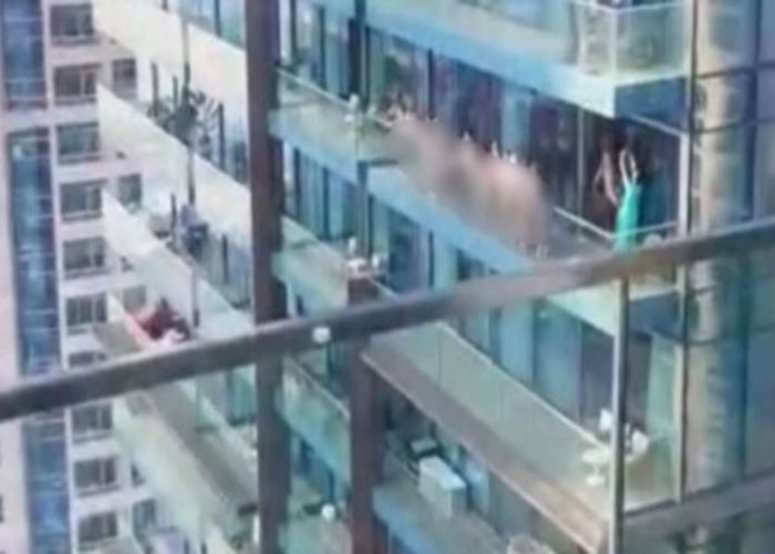 Naked Women In Balcony: चढ़ा Viral होने का खुमार, बालकनी में न्यूड होकर पोज देने लगीं 12 महिलाएं