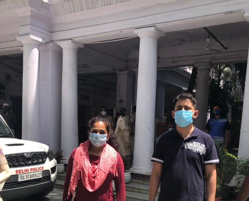 'We Had Masks, But...': Delhi Couple Caught on Camera Misbehaving With Cops After Being Arrested