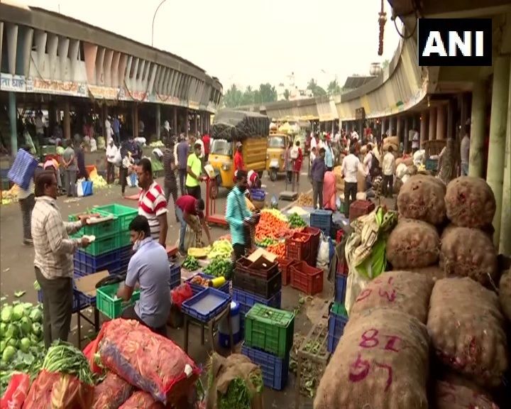 Mumbai Witnesses Panic Buying Ahead of Maharashtra CM's Announcement Amid Lockdown Speculations