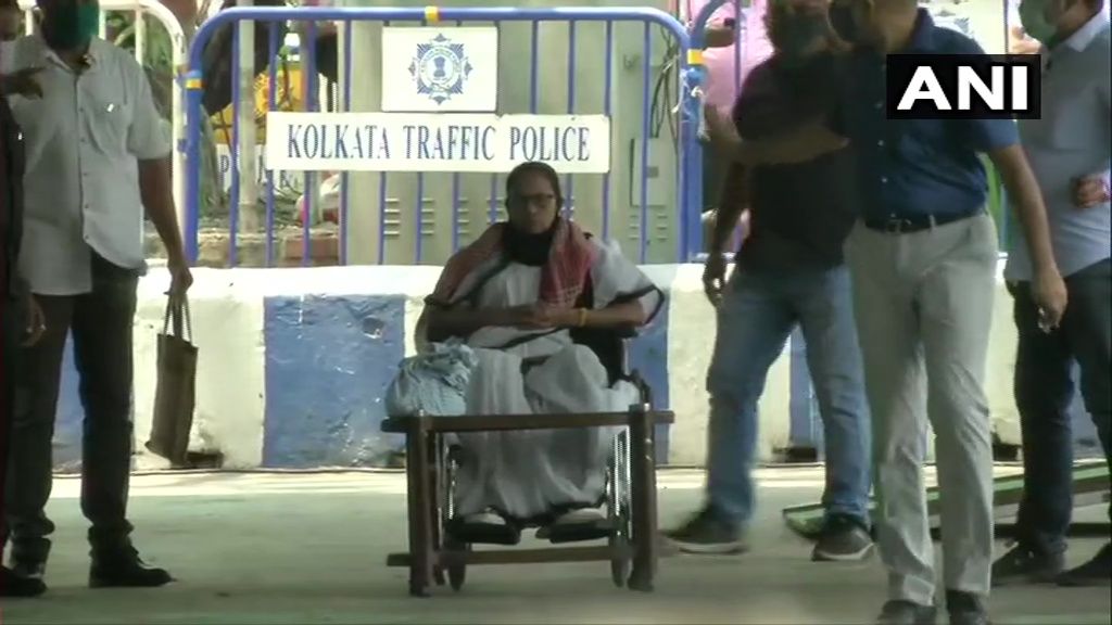 West Bengal Election 2021: Mamata Banerjee Stages Dharna in Kolkata to Protest EC's 24-Hour Campaign Ban