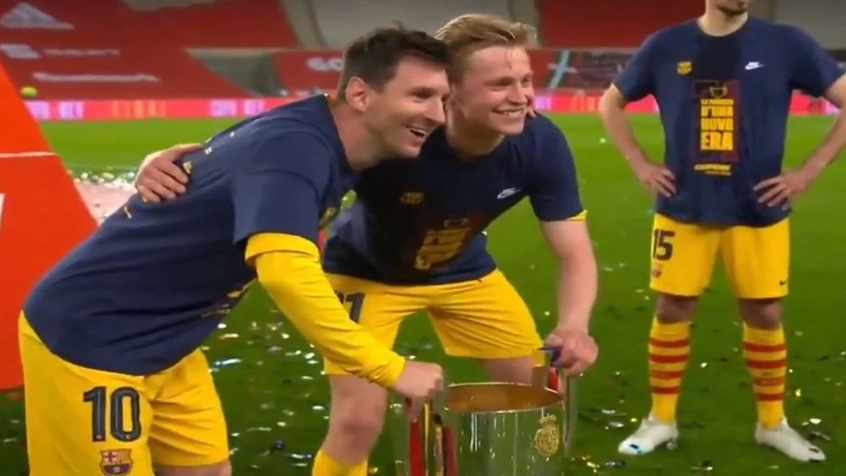 Lionel Messi Treated Like a Celebrity by Barcelona Teammates After Copa