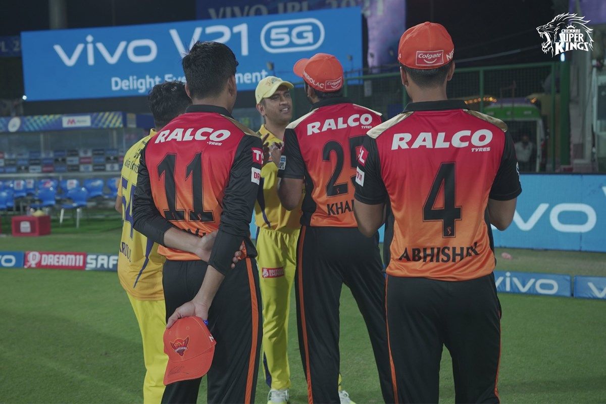 MS Dhoni Passing Tips to Young SRH Cricketers After Chennai Beat Hyderabad in IPL 2021 in Delhi is Going Viral | SEE PIC