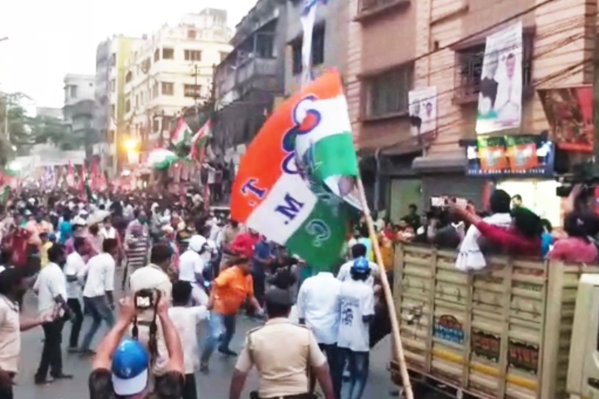 प. बंगाल में TMC कार्यकर्ताओं पर बम फेंका, दो की मौत, एसपी का तबादला किया गया