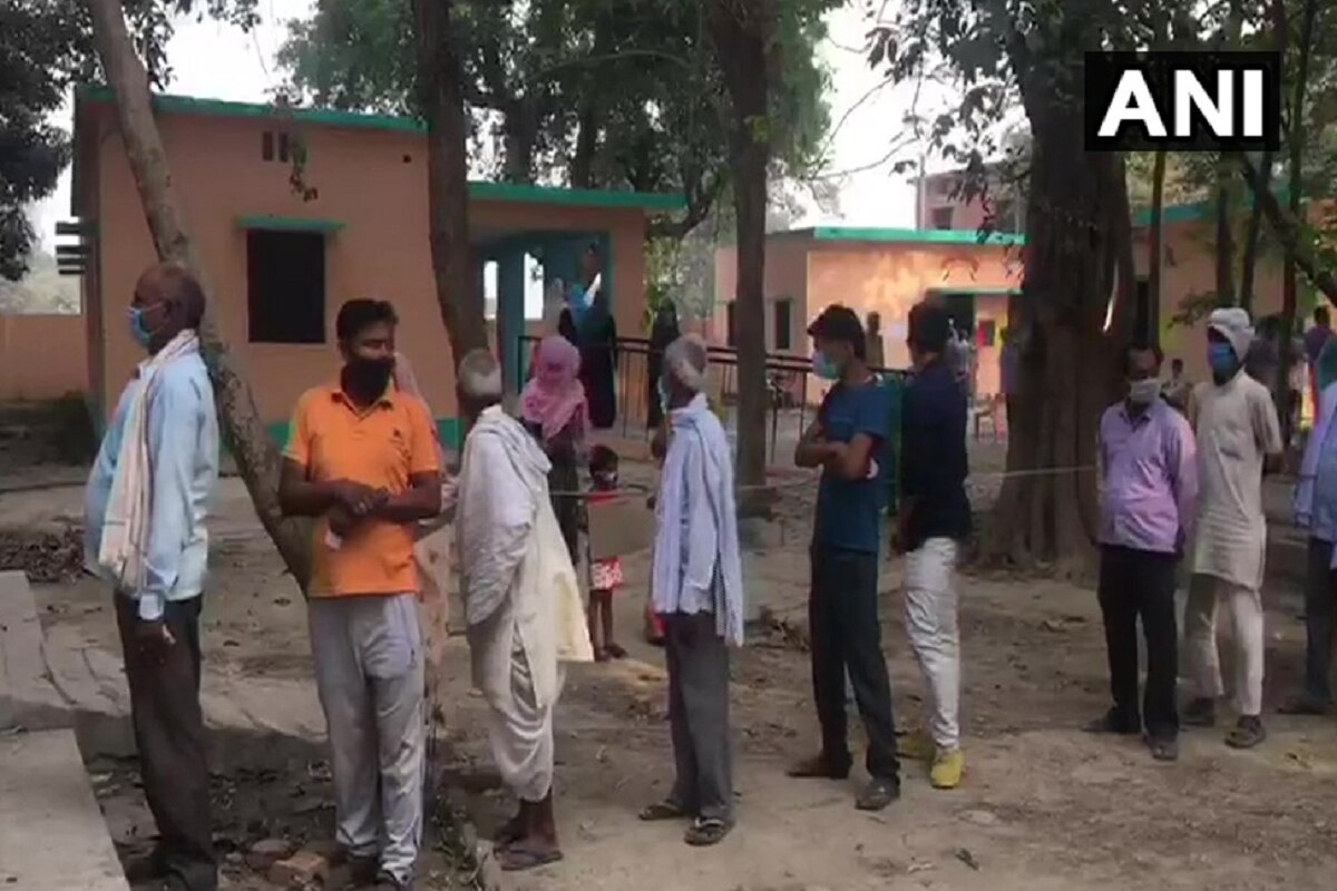 UP Gram Panchayat Election 2021 Phase 1 Voting Live: Voters Break COVID Guidelines at Polling Booth in Agra