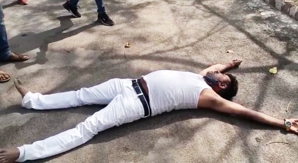 High Drama: BJP MLA Lies Down on Road With Torn 'Kurta' in Hands, Accuses UP Cop of Beating Him | Watch