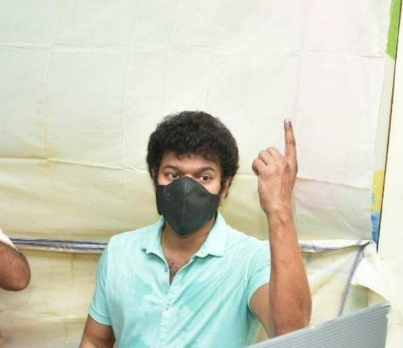 Tamil Nadu Elections 2021: Master Actor Vijay Cycles to Polling Booth to Cast His Vote And Wins Hearts | Watch Video
