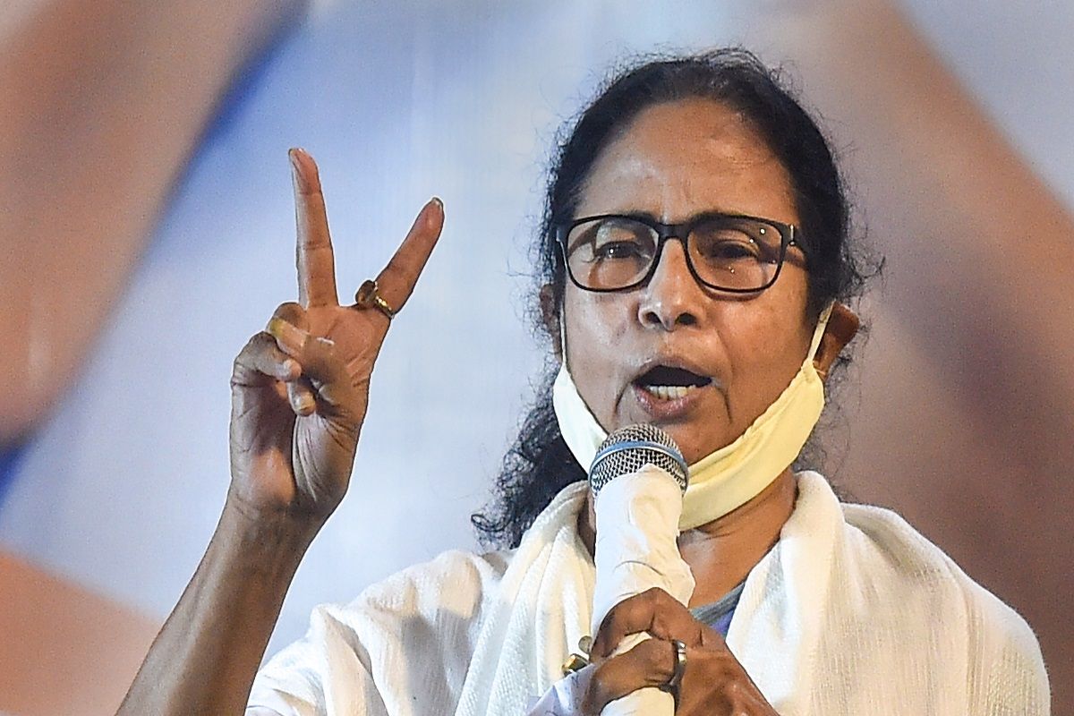 ‘V For Victory’: Mamata Banerjee to Stake Claim to Form Govt in Bengal at 7 AM Tomorrow