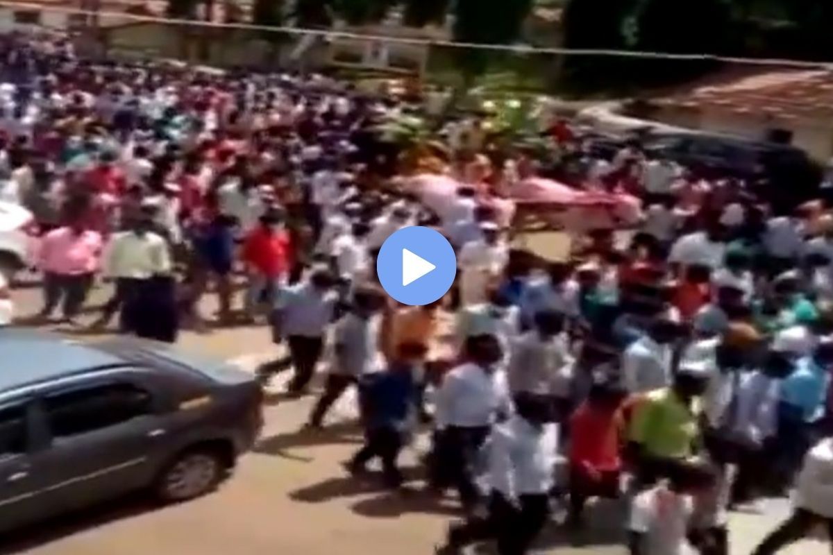 Viral Video: Hundreds of People Attend Funeral of 'Divine Horse' in Karnataka, Flout COVID-19 Restrictions | WATCH