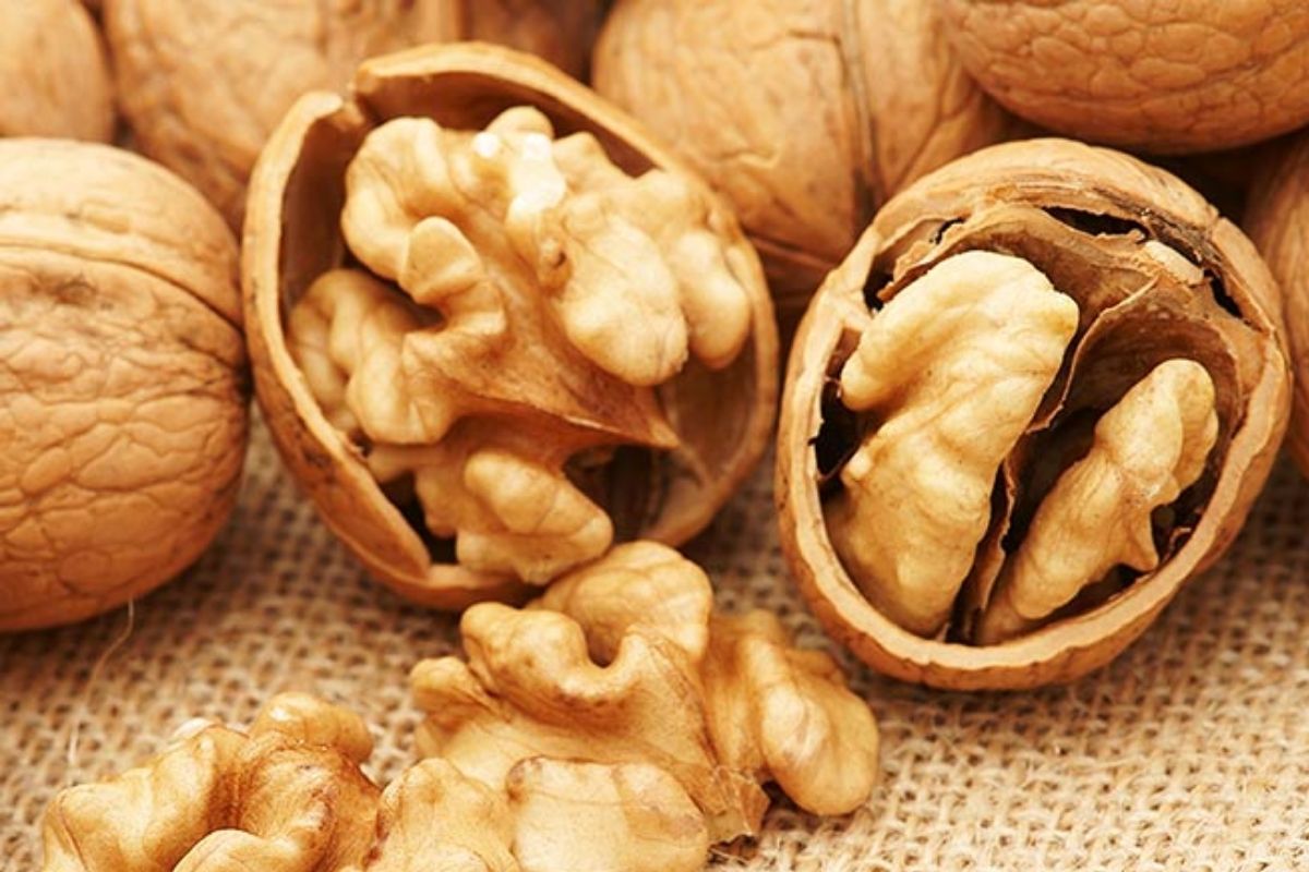 Soaked Walnut benefits in hindi dry walnut vs soaked walnut bheege akhrot ke fayde Soaked Walnut helps in loose weight and hair growth