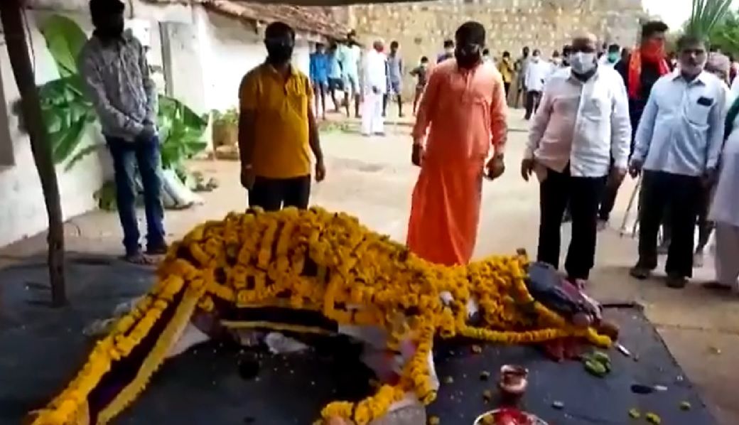 The funeral rituals were carried out by Seer, Sri Pavadeshwar Swami on Saturday.