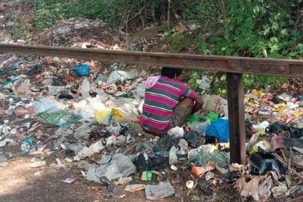 Karnataka Lockdown Left With No Resource Hungry Man Searches For Food In Garbage Dump Yard