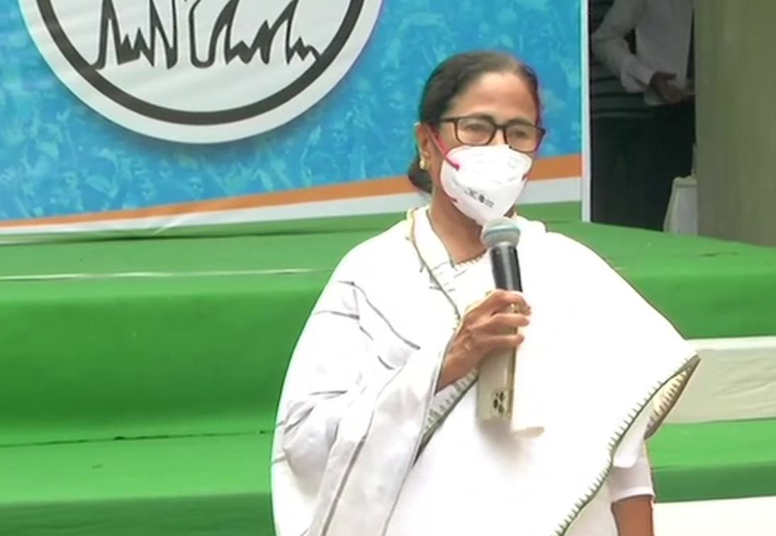 BJP and Central Forces Tortured Us a Lot, But We Have to Maintain Peace: Bengal CM Mamata Banerjee Hits Out at Centre