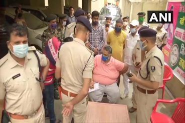 Bihar Lockdown: लॉकडाउन तोड़ने के आरोप में पूर्व सांसद पप्पू यादव गिरफ्तार, रूडी के एंबुलेंस पर उठाया था सवाल - Bihar lockdown pappu yadav arrested by police in patna for ...