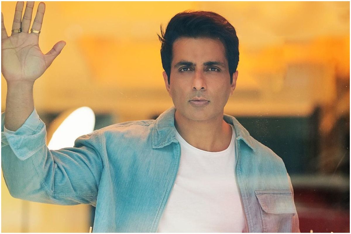 Sonu Sood Shares Screenshots as Proof After District Magistrate Blamed For Taking Undue Credit For Arranging Hospital Bed