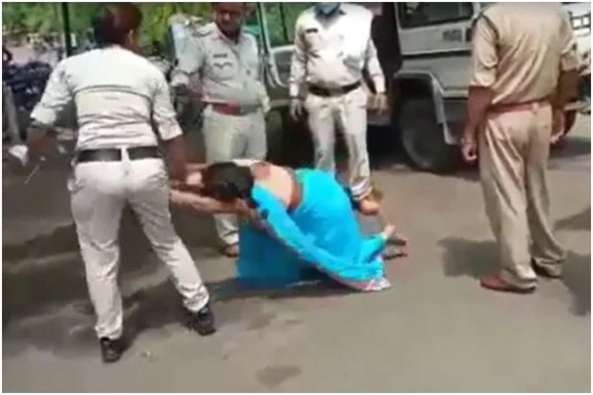 MP News: मास्क नहीं पहनने पर पुलिस ने सरेराह की महिला की पिटाई, सोशल मीडिया पर VIDEO वायरल...