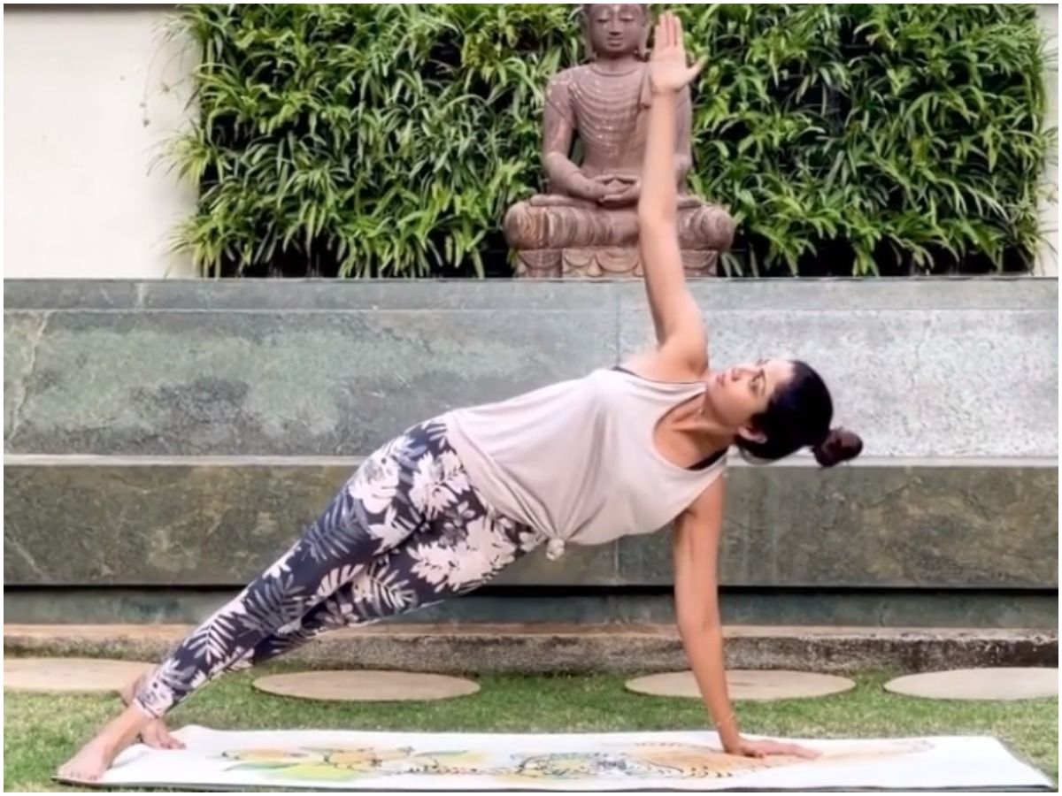 Starting 2024 on a 'balanced' note,' says Shilpa Shetty as she aces a  difficult yoga pose like a pro | Etimes - Times of India Videos