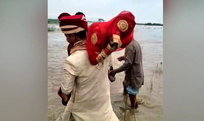 Viral Video: Bihar Groom Lifts Newly Wed Bride on His Shoulder to Help Her Cross Flooded River | Watch