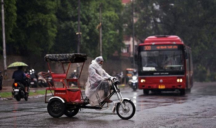 Delhi Rains: Heavy Downpour in Parts of National Capital Brings Respite From Blistering Heatwaves, Mercury Dips | Watch