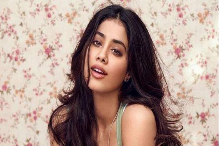 Janhvi Kapoor Topless Photo जान्हवी कपूरच्या टॉपलेस फोटोने वाढवलं सोशल