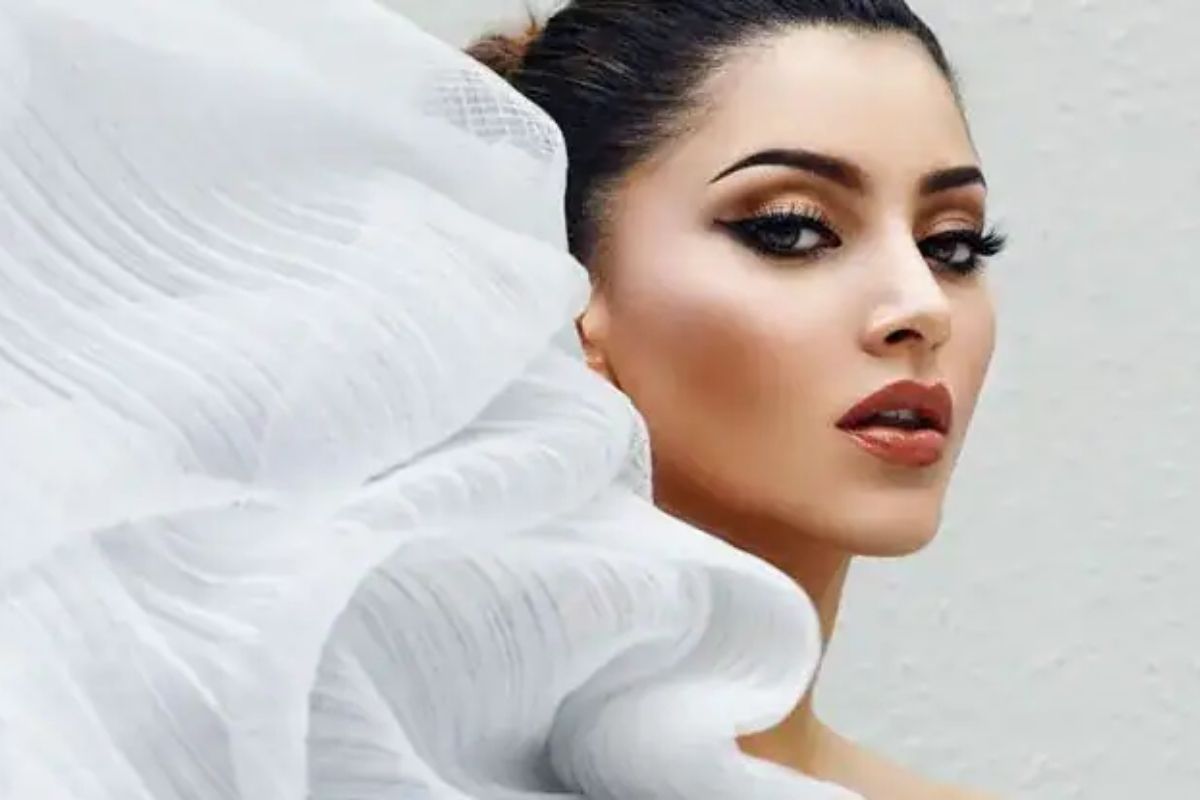 Mud Bath Benefits उर्वशी रौतेलाने सांगितलं ब्यूटी सीक्रेट; जाणून घ्या