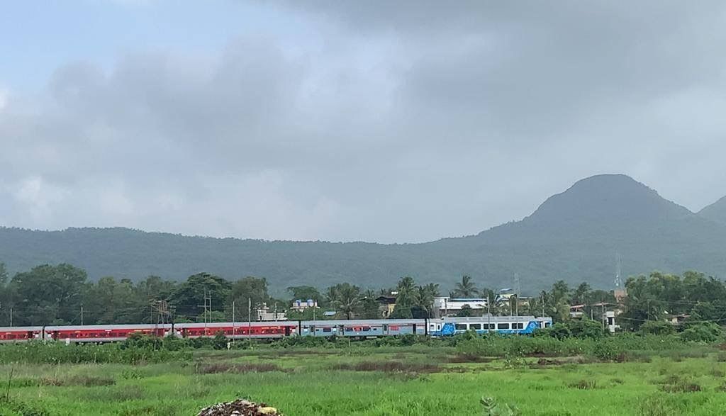 Good News: Pune-Mumbai Deccan Express Gets Vistadome Coaches, You Can Enjoy Panoramic Views of Western Ghats